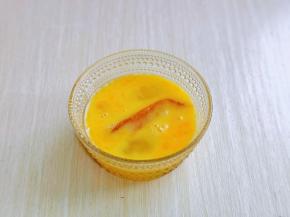 鸡蛋打散，将腌制好的鸡肉条放入蛋液中，均匀裹上蛋液。