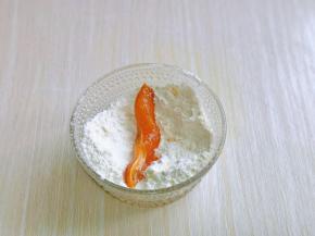 再均匀裹上淀粉，依次裹好，放入无水的盘中，淀粉的量可以根据实际需要增减。
