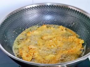 起油锅，待油温升高时用筷子夹入裹好淀粉的肉条，动作尽量快点哈，中小火炸制金黄捞出控油。