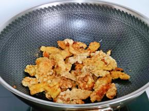 锅中留底油，倒入炸好的鸡柳，撒上椒盐粉，罗勒碎，迷迭香，快速翻炒均匀，关火出锅。