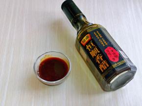 准备好醋汁，番茄酱，白砂糖，香醋混合在一起搅拌均匀。