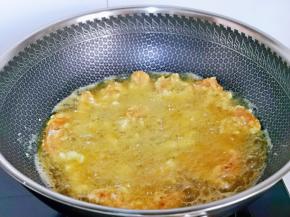 起油锅，待油温升高时用筷子夹入裹好淀粉的肉条，动作尽量快点哈。