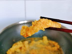 中小火炸制金黄捞出控油。