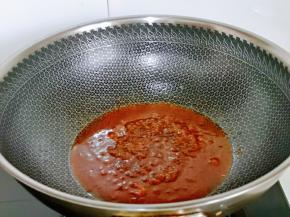 锅中留底油，倒入醋汁烧开，再淋上水淀粉，转小火。