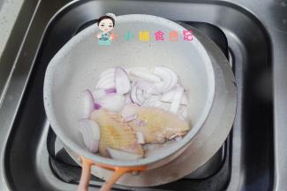 加入洋葱煸炒，可以去腥增香