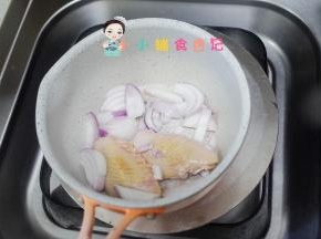 加入洋葱煸炒，可以去腥增香