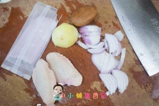 鸡翅洗净，洋葱切条，土豆去皮切丁，香菇切丁备用