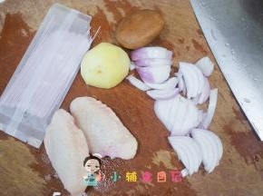 鸡翅洗净，洋葱切条，土豆去皮切丁，香菇切丁备用