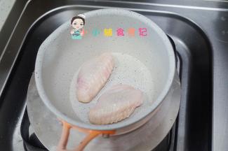锅里放入鸡翅煎成金黄色，不需要放油