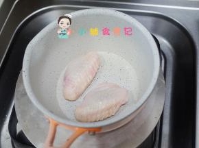 锅里放入鸡翅煎成金黄色，不需要放油