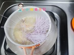 锅里加入一包龙须面/蝴蝶面等等都可以