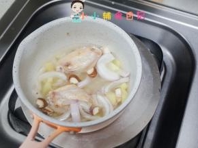 加入适量的水盖上盖子煮5-10分钟，鸡翅跟土豆熟了就可以