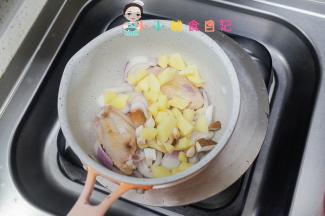 锅里放入土豆跟香菇丁继续翻炒