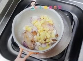 锅里放入土豆跟香菇丁继续翻炒