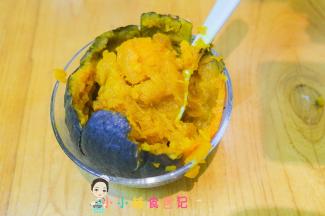 将南瓜去皮只取芯，南瓜皮绿色的一起打颜色会不好看