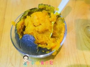将南瓜去皮只取芯，南瓜皮绿色的一起打颜色会不好看