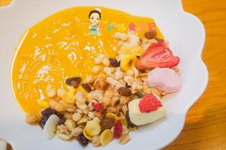 南瓜牛奶倒出，撒上麦片