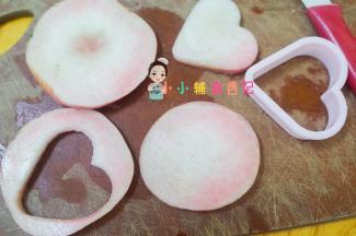 水蜜桃去皮切片，压出爱心性状