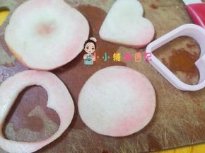 水蜜桃去皮切片，压出爱心性状