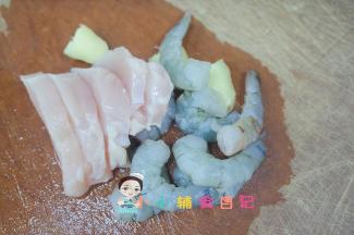 将肉处理一下，虾去虾线 猪肉牛肉去筋膜跟姜片腌渍去腥备用