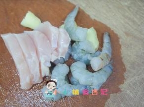将肉处理一下，虾去虾线 猪肉牛肉去筋膜跟姜片腌渍去腥备用
