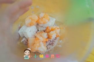 将肉放入料理机+250g牛奶