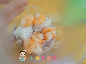 将肉放入料理机+250g牛奶