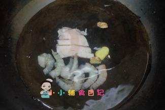 锅里加冷水放入肉一起煮熟，捞出浮末，继续煮十分钟左右捞出