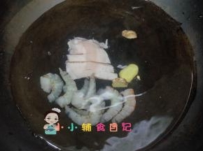 锅里加冷水放入肉一起煮熟，捞出浮末，继续煮十分钟左右捞出