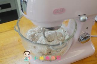 厨师机内加面粉400g 黑麦粉100g 植物油10g 酵母5g+330g牛奶肉泥剩下的肉泥根据吸水性自己灵活掌握，面团不要太软，需要一定的硬度