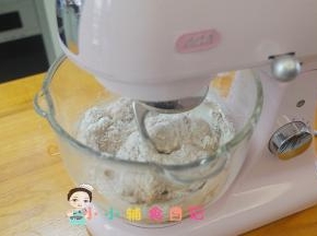 厨师机内加面粉400g 黑麦粉100g 植物油10g 酵母5g+330g牛奶肉泥剩下的肉泥根据吸水性自己灵活掌握，面团不要太软，需要一定的硬度