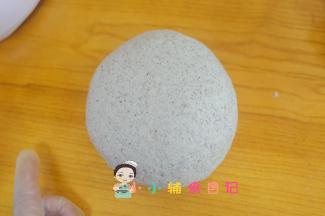 面团揉成光滑的面团