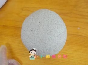 面团揉成光滑的面团