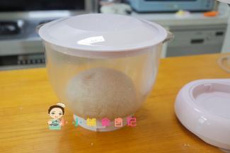 放入盆里盖上盖子发酵，夏天室温就可以，冬天需要放在温暖的地方发酵，