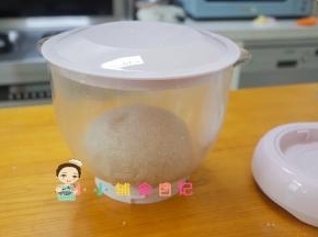 放入盆里盖上盖子发酵，夏天室温就可以，冬天需要放在温暖的地方发酵，