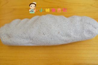 将面团揉至排气