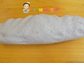 将面团揉至排气