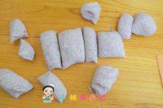 切割成大小不一的剂子，这样更逼真，留一块做香菇蒂