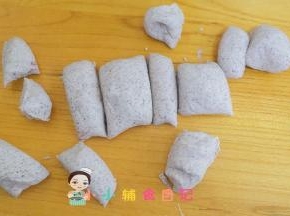 切割成大小不一的剂子，这样更逼真，留一块做香菇蒂