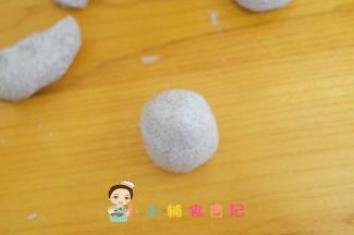 将面团揉成这样高高的圆形放在那备用、