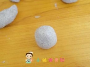 将面团揉成这样高高的圆形放在那备用、