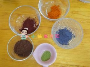 将果蔬粉放在碗里