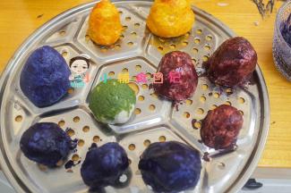 把馒头表面都刷上糊糊，放在那边自然发酵，表面干了就会发酵自然开裂，我夏天就用电风扇吹这样表面干的快，果蔬粉干裂的状态没有可可粉的好