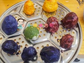 把馒头表面都刷上糊糊，放在那边自然发酵，表面干了就会发酵自然开裂，我夏天就用电风扇吹这样表面干的快，果蔬粉干裂的状态没有可可粉的好