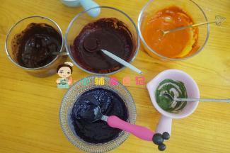 每个碗加一点点水调成糊糊状10g可可粉+25g左右的水，果蔬粉5g+12g左右的水