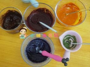 每个碗加一点点水调成糊糊状10g可可粉+25g左右的水，果蔬粉5g+12g左右的水