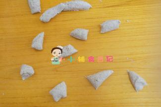 将剩下的面团揉成香菇蒂