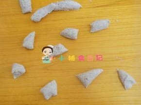 将剩下的面团揉成香菇蒂