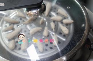 锅里加一些温水，发酵至两倍大就蒸十分钟即可