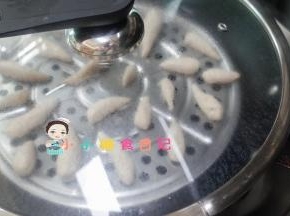 锅里加一些温水，发酵至两倍大就蒸十分钟即可